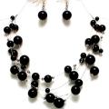 Parure bijoux de perles noir et argent sur fil dacier - collier et boucles doreille